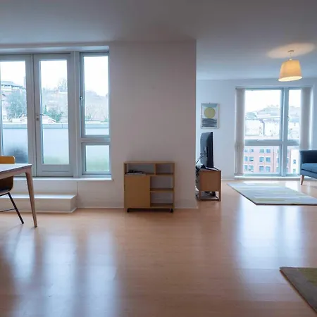 Two Bedroom Flat With Parking In Deanery Road * Bristol