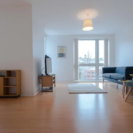 Two Bedroom Flat With Parking In Deanery Road *