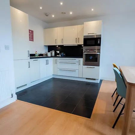 Appartement Two Bedroom Flat With Parking In Deanery Road *