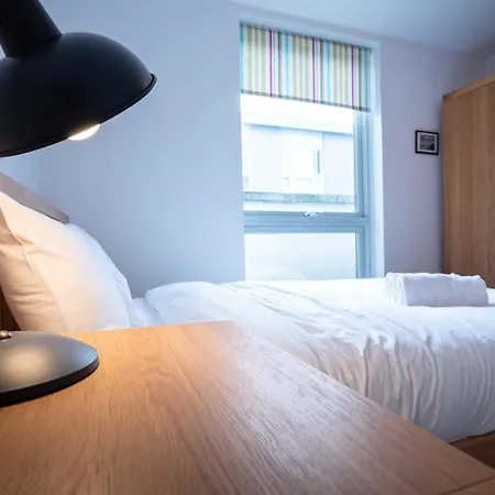 Two Bedroom Flat With Parking In Deanery Road Apartamento Bristol