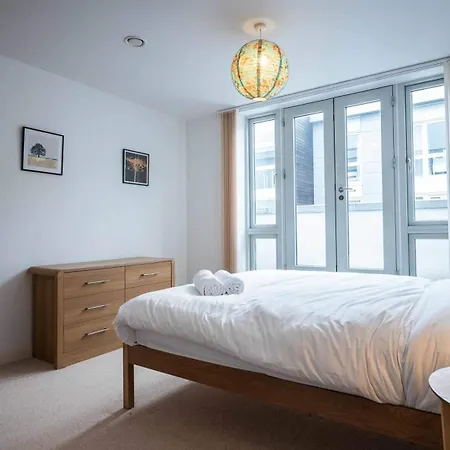Two Bedroom Flat With Parking In Deanery Road * Bristol