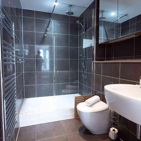Two Bedroom Flat With Parking In Deanery Road Lägenhet