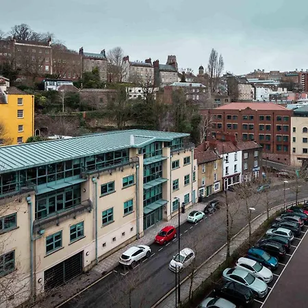 Two Bedroom Flat With Parking In Deanery Road Lägenhet *