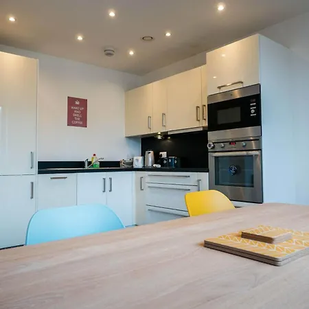 Two Bedroom Flat With Parking In Deanery Road * Bristol